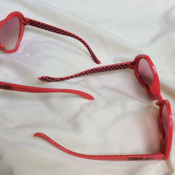 HOLD Red Heart Lolita Sunglasses UV Protection - Picture 4 of 5
